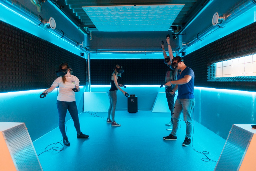Vr пол. Иммерсивная игра. VR выставка. Deep immersive выставка. VR Cafe игры для VR.